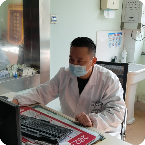 何艳钢医生头像照片