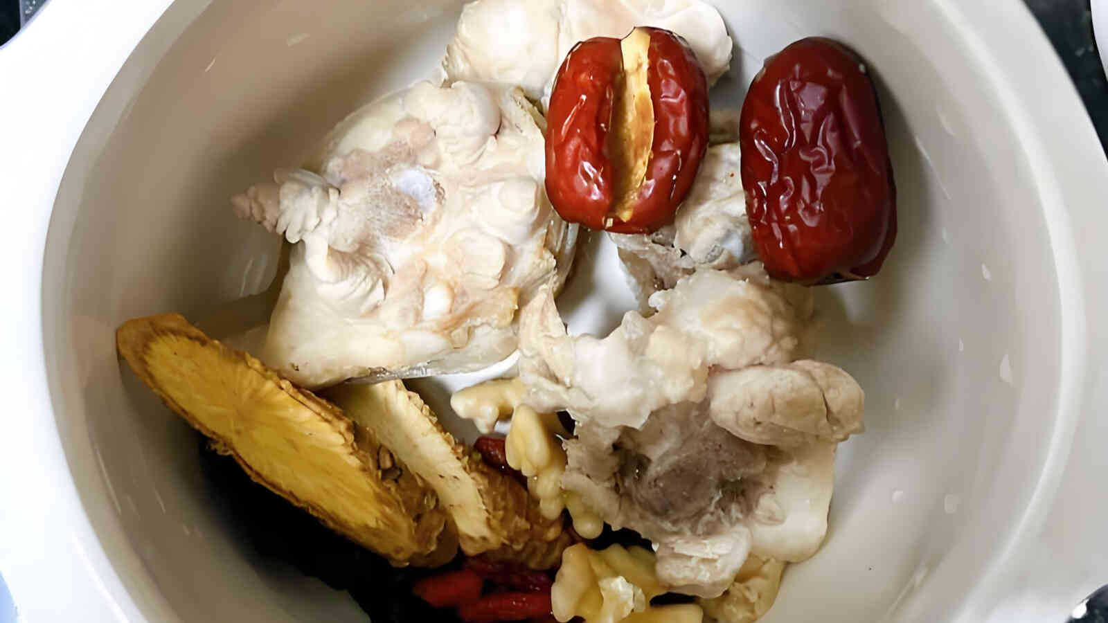 今日美食推荐：<span style="color: #da4707">滋补</span>养生的杜仲红枣<span style="color: #da4707">汤</span>