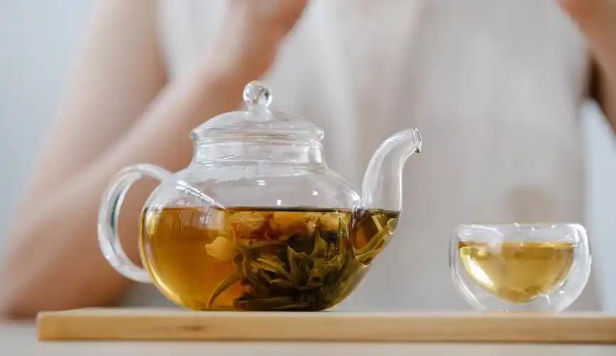 还在用茶水<span style="color: #da4707">喝药</span>吗？科学的饮水方法才是健康的基础