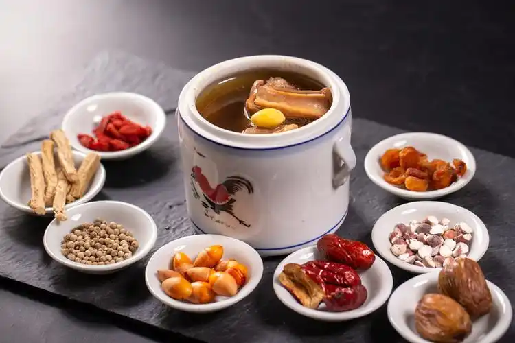 深入中医视角，全面解读<span style="color: #da4707">食疗</span>养生的四大黄金原则！